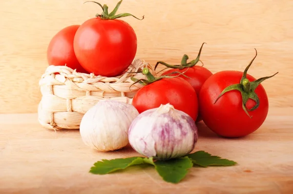 Tamatoes and garlic — Stock Photo, Image