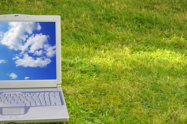 Laptop en blauwe hemel — Stockfoto