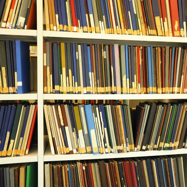 Livros em uma biblioteca — Fotografia de Stock