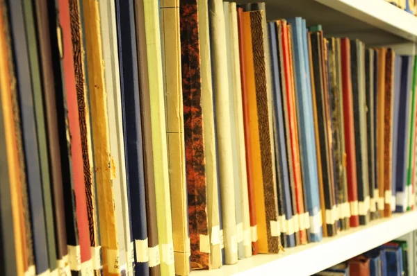 Boeken in een bibliotheek — Stockfoto