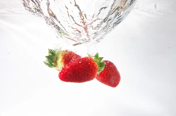 Fruta de fresa en agua — Foto de Stock