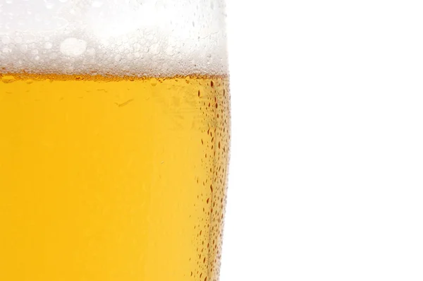 Glas Bier isoliert auf weißem Hintergrund — Stockfoto
