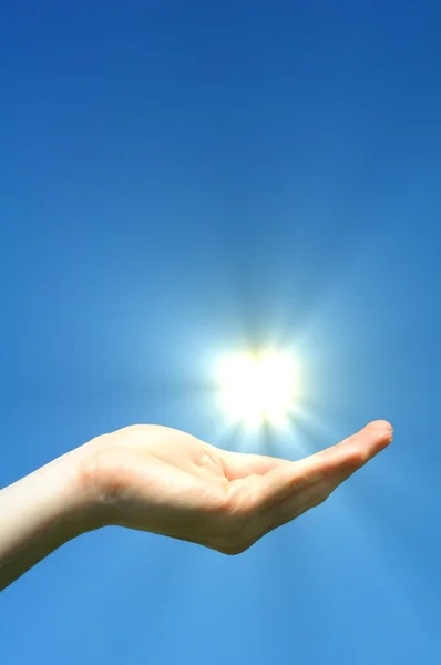 手の太陽と青い空 — ストック写真