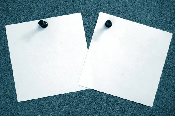 Prázdný list papíru s připínáček — Stock fotografie