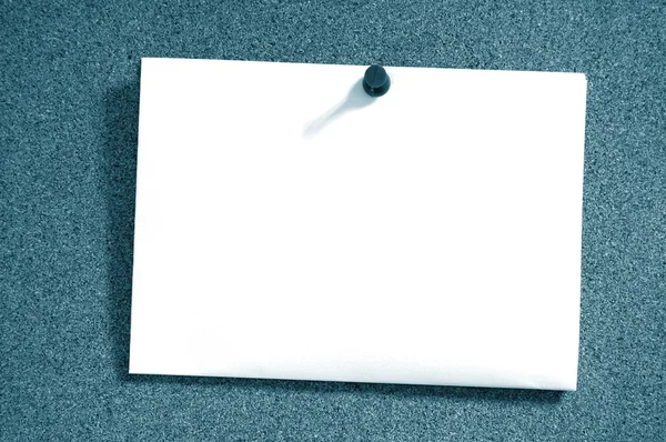 Prázdný list papíru s připínáček — Stock fotografie