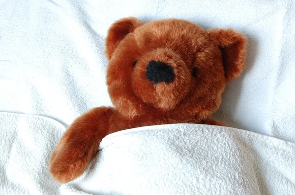 Sjukt teddy med skada i sängen — Stockfoto