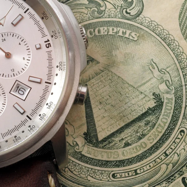 Geld en horloge — Stockfoto