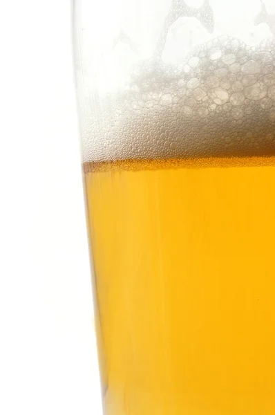 Glas Bier isoliert auf weißem Hintergrund — Stockfoto