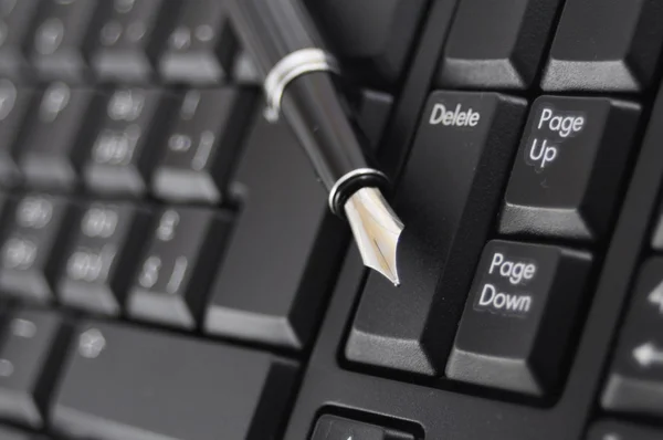 Pera a klávesnice — Stock fotografie