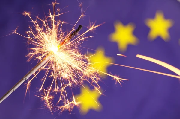 EU-Flagge und Wunderkerze — Stockfoto