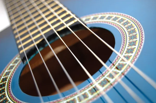 Muzyka niebieski gitarze za odtwarzanie muzyki ze stron — Zdjęcie stockowe