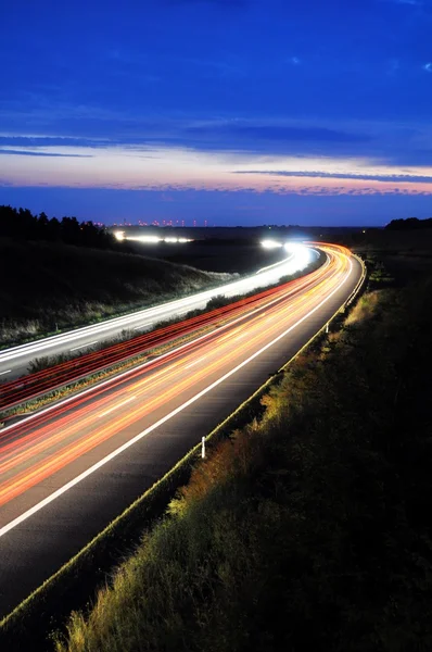 Tráfego noturno na estrada — Fotografia de Stock