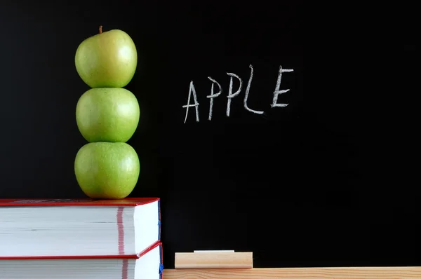 Jablka a tabule — Stock fotografie