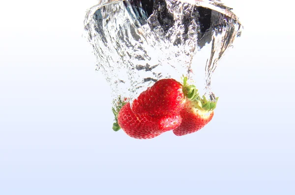 Owoc strawbarry w wodzie — Zdjęcie stockowe