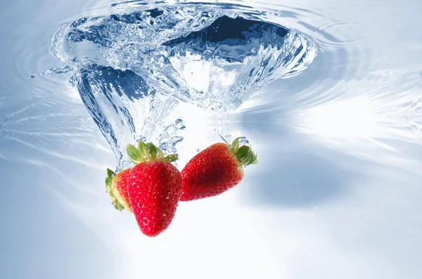 물 속에 있는 딸기 — 스톡 사진