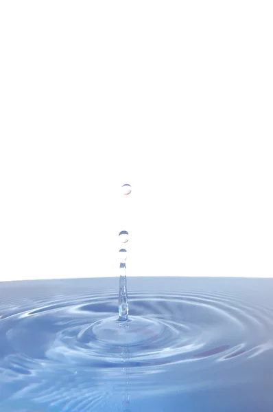 Przelewanie wody kropla — Zdjęcie stockowe