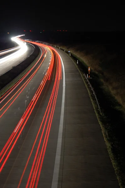Autopista por la noche con el tráfico —  Fotos de Stock