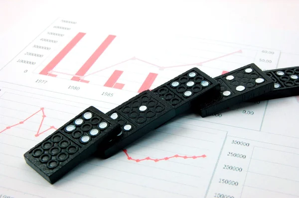 Domino arriscado sobre um gráfico de negócios financeiros — Fotografia de Stock