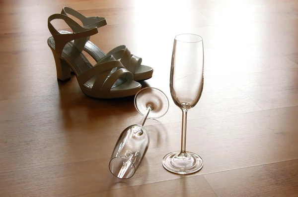 性感高跟鞋和香槟杯 — 图库照片