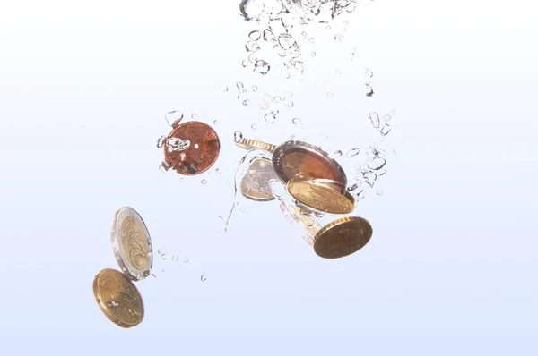 Münzen im Wasser — Stockfoto