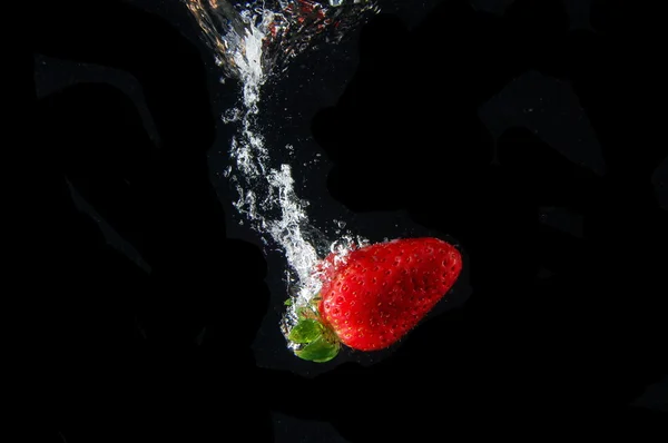 Morango em água — Fotografia de Stock