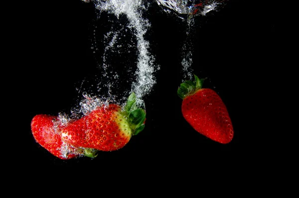 물 속에 있는 딸기 — 스톡 사진