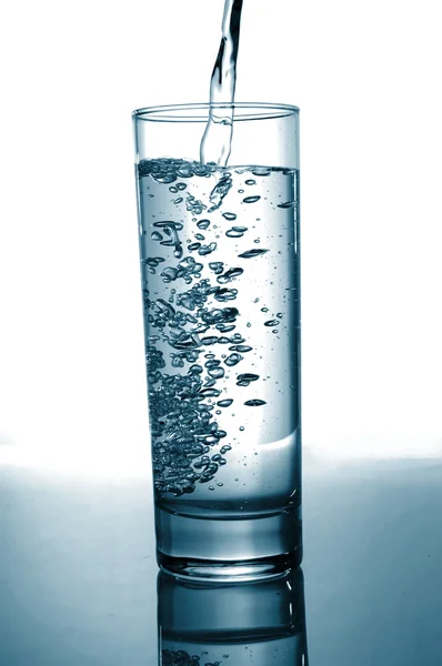 Vaso de verter agua con reflejo — Foto de Stock