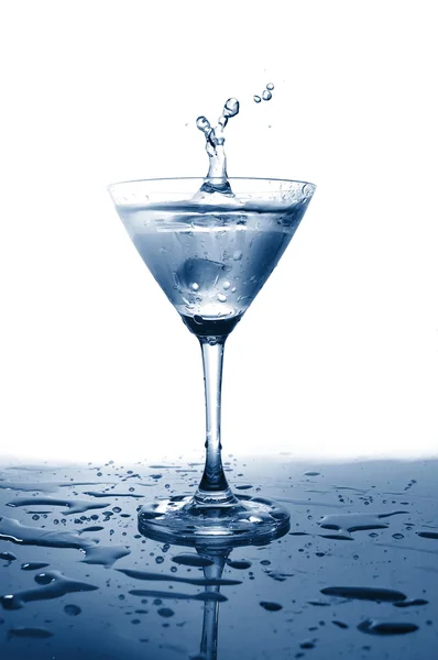 Bicchiere d'acqua con spruzzata — Foto Stock