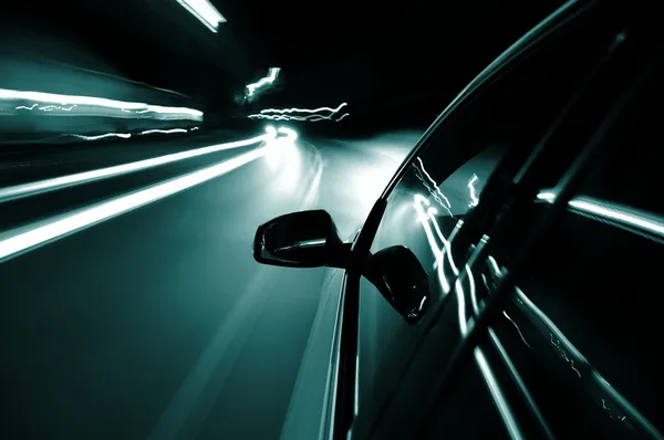 Nacht rijden met de auto in beweging — Stockfoto