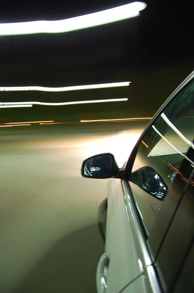 Passeio noturno com carro em movimento — Fotografia de Stock