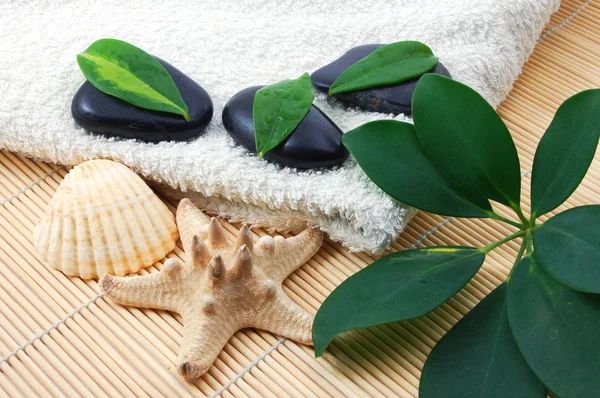 Gefaltetes weißes Badetuch und Zen-Steine — Stockfoto