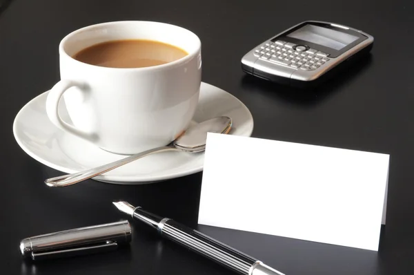 Bir fincan kahve ve kağıt boşaltmak — Stok fotoğraf