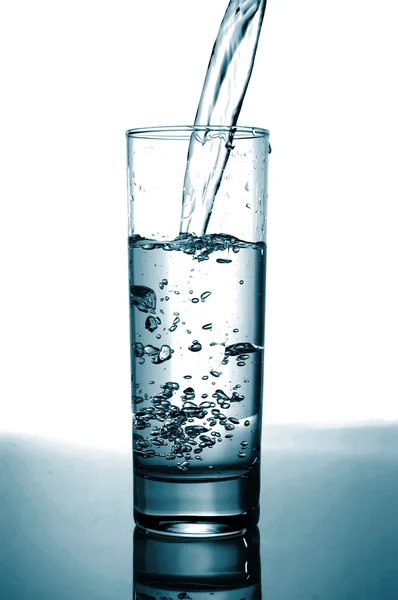 水を注いでのガラス — ストック写真
