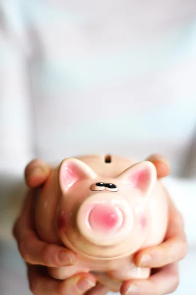Economize dinheiro em seu banco porquinho — Fotografia de Stock