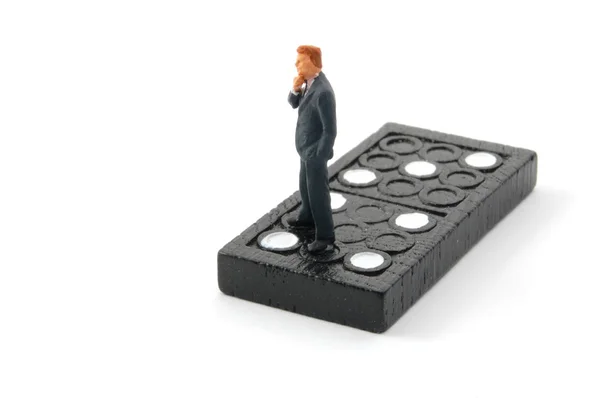 Obchodní muž na domino, samostatný — Stock fotografie