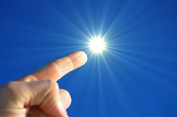 手指の空と太陽 — ストック写真