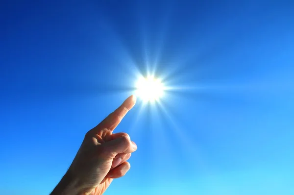 Ręka słońce i błękitne niebo — Zdjęcie stockowe