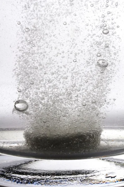 Таблетки в стеклянной воде — стоковое фото