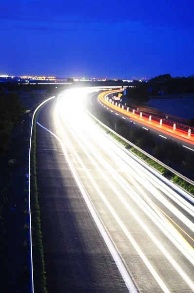 Nacht verkeer op de snelweg — Stockfoto
