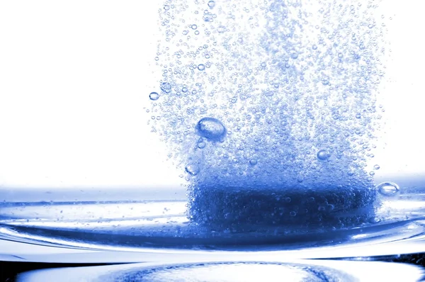 Comprimido en agua de vidrio —  Fotos de Stock