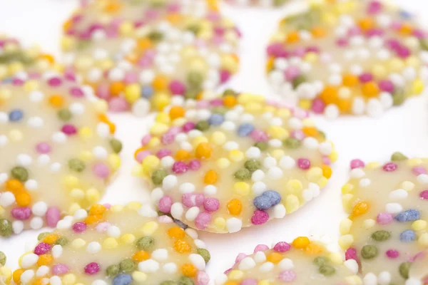 Sprinkles düğmeleriyle beyaz çikolata — Stok fotoğraf