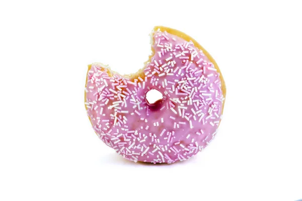 Rosa Donut mit einem Biss aus isol — Stockfoto