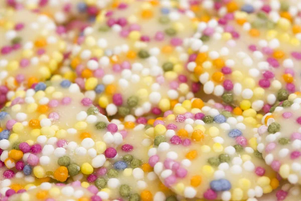 Botões de chocolate branco com polvilhas — Fotografia de Stock