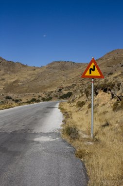 Issız bir yolda yol işareti