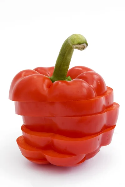 Nakrájené červené papriky na bílém pozadí — Stock fotografie
