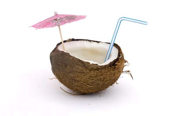 Kokosnuss mit Staw und Regenschirm — Stockfoto