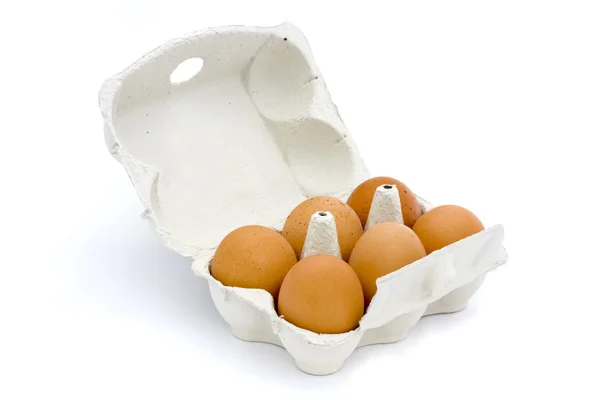 6 ägg i låda isolerad på vit — Stockfoto