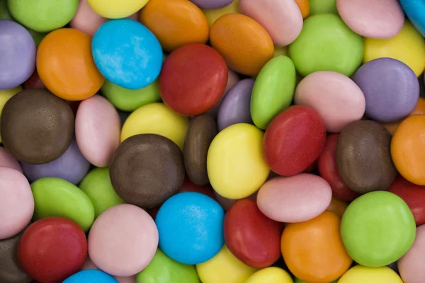 Dulces de chocolate recubiertos de caramelos coloridos — Foto de Stock