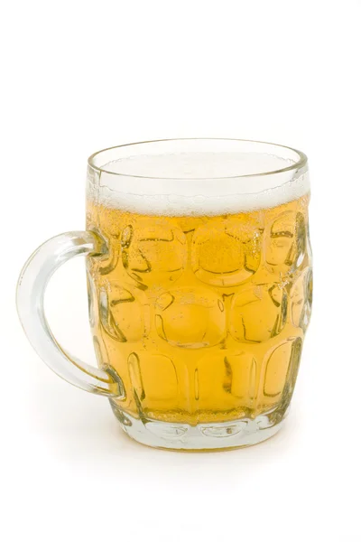 Taza de cerveza de vidrio completo sobre blanco — Foto de Stock