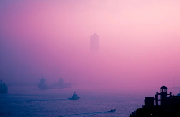 Mlha nad přístav město v sunrise — Stock fotografie